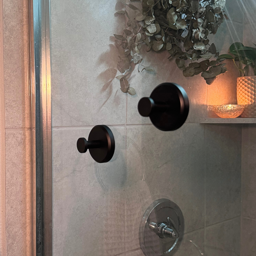 خطاف لاصق فائق الالتصاق، يمكن إعادة وضعه حسب الرغبة