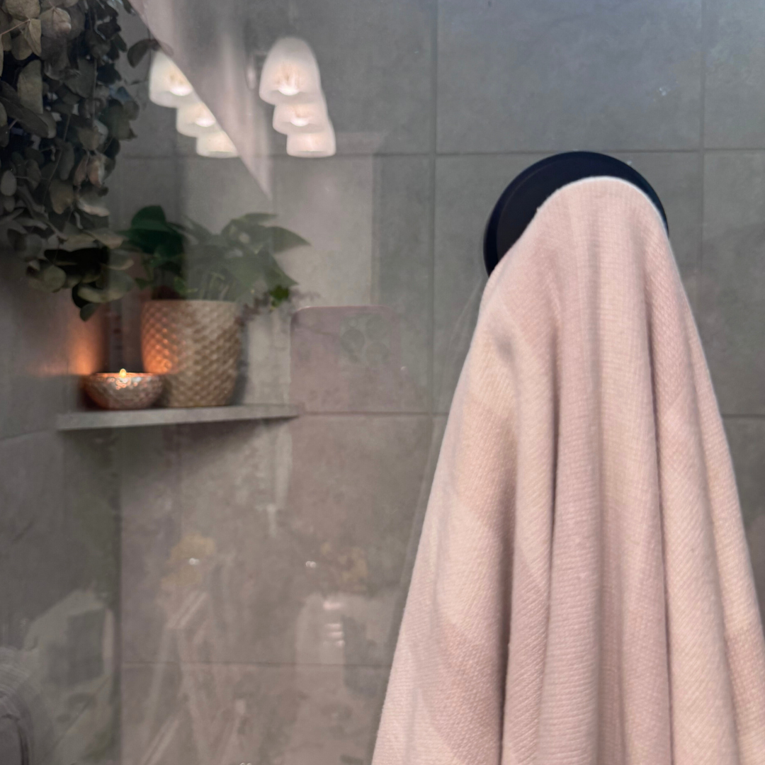 خطاف لاصق فائق الالتصاق، يمكن إعادة وضعه حسب الرغبة