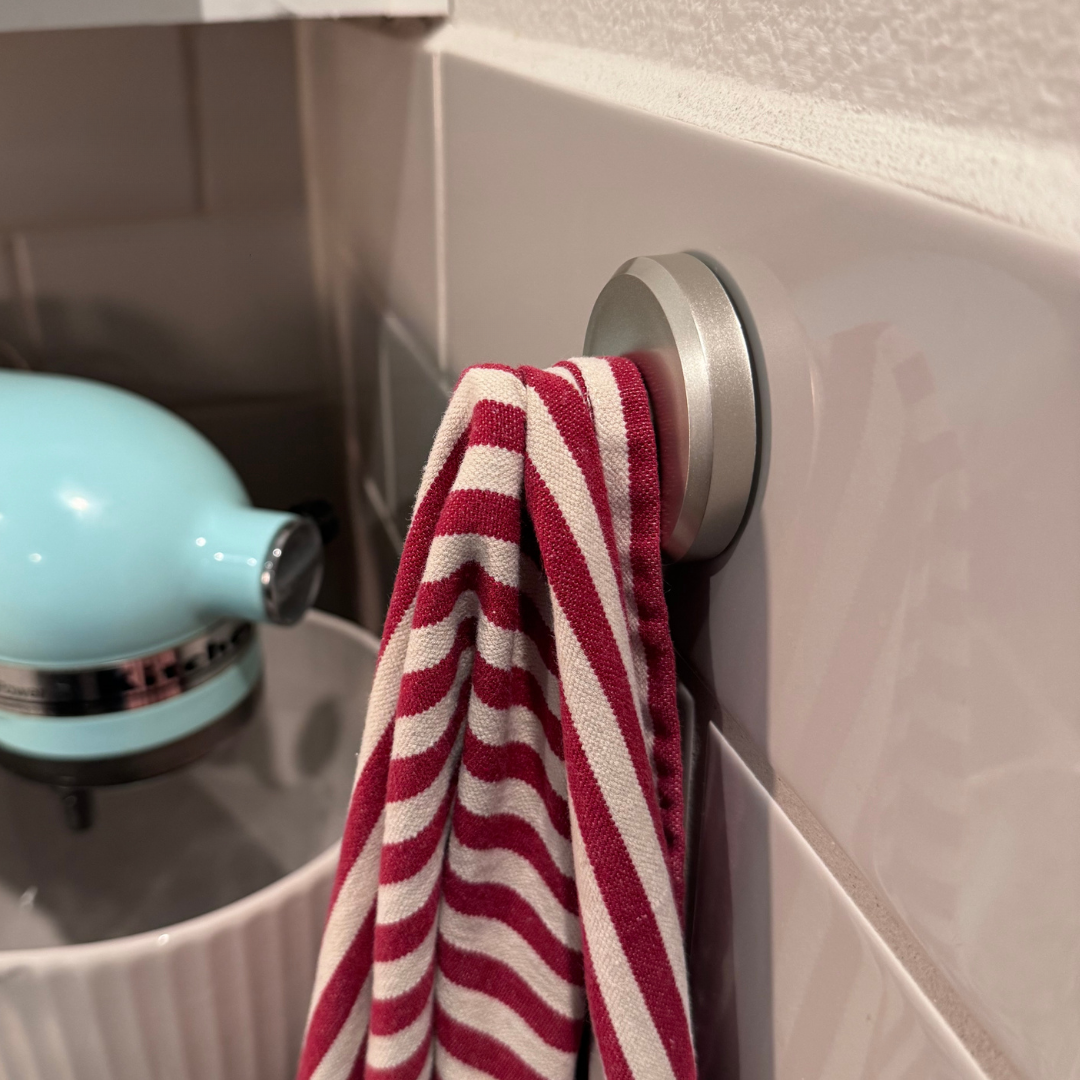 خطاف لاصق فائق الالتصاق، يمكن إعادة وضعه حسب الرغبة